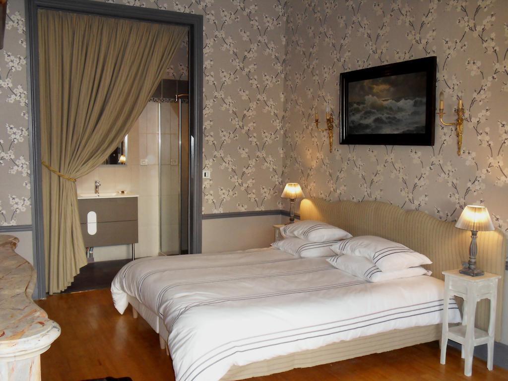 릴 주르당 Chateau De Clermont-Saves B&B 객실 사진